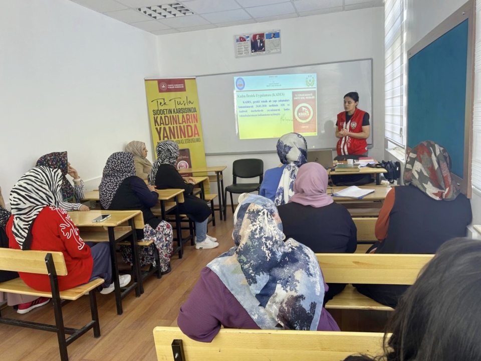 Niğde Emniyeti’nden kadınlara ‘KADES’ bilgilendirmesi