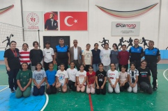 Niğde Emniyetinden gençlere spor desteği ve güvenlik bilgilendirmesi