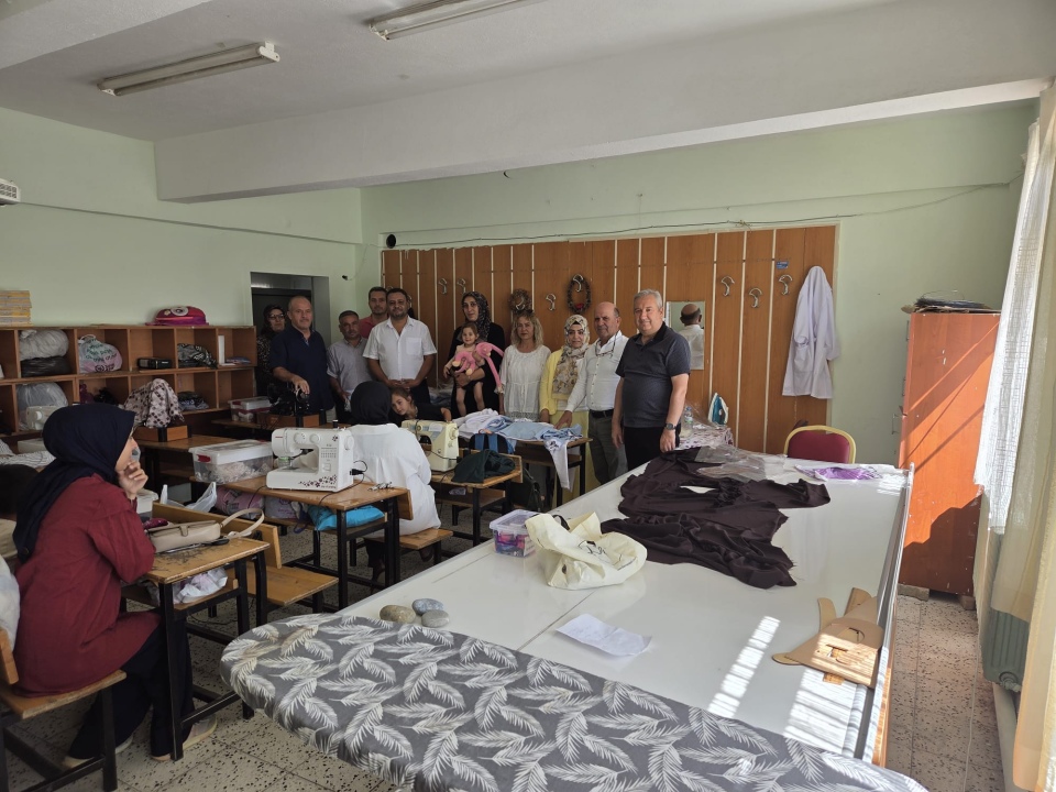 Niğde Halk Eğitimi Merkezi, Sazlıca Ortaokulu’ndaki Giyim Üretim Kursu’nu Ziyaret Etti