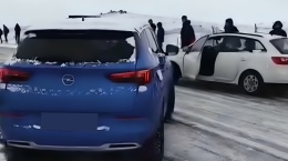 Niğde Hançerli Köyü yolunda kar yağışı ulaşımı aksattı