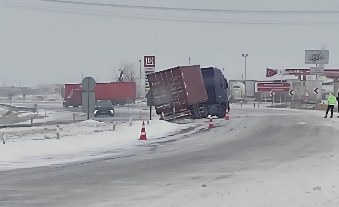 Niğde-Kayseri yolunda 3 tır kontrolden çıktı