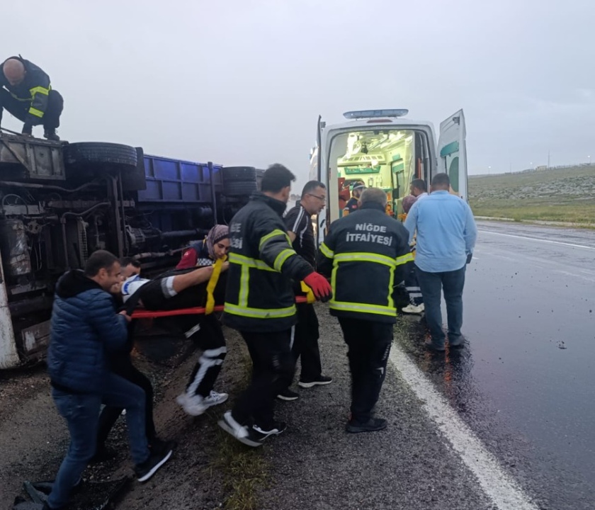 Niğde-Kayseri Yolunda Yolcu Otobüsü Devrildi