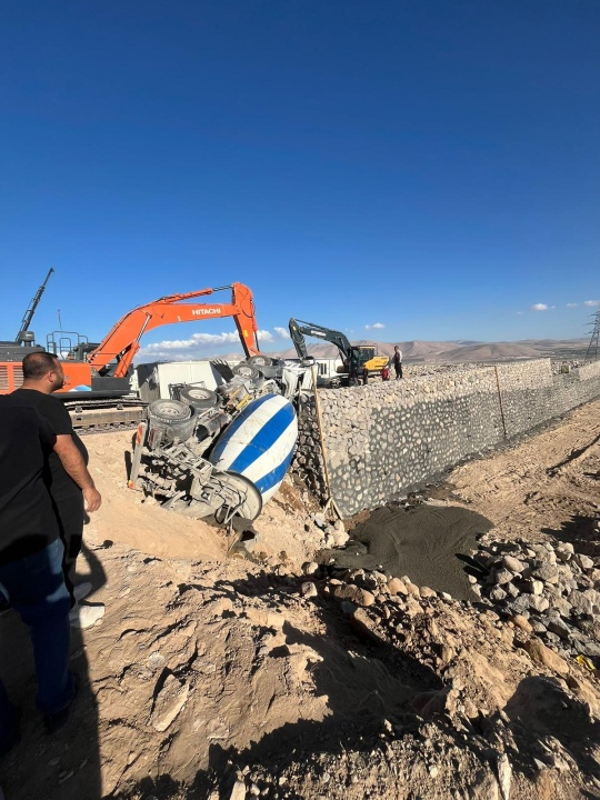 Niğde OSB’de Beton Mikseri Devrildi: 1 Yaralı