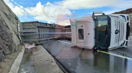 Niğde-Pozantı Otoyolu'nda tır devrildi