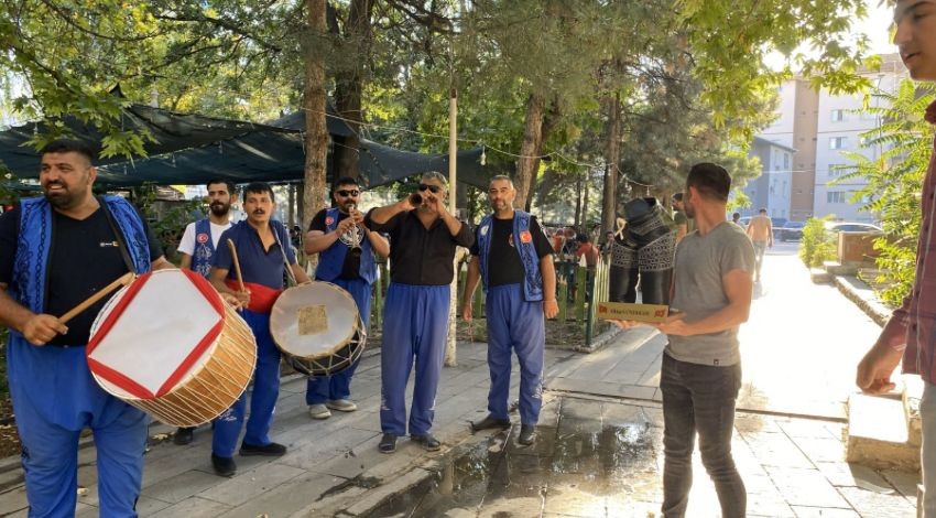 NİĞDE SOKAKLARINDA DAVULLU ZURNALI YÜRÜYÜŞ