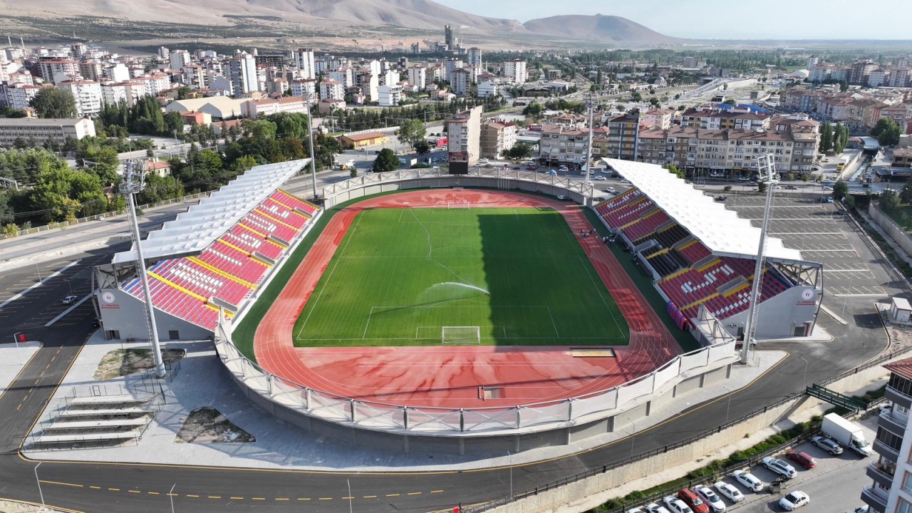 Niğde Stadyumu’nda açılış hazırlıkları sürüyor