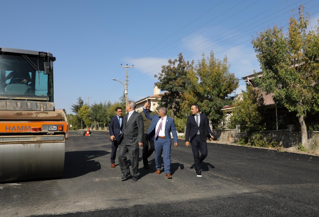 Niğde Valisi Cahit Çelik, asfaltlama çalışmalarını yerinde inceledi