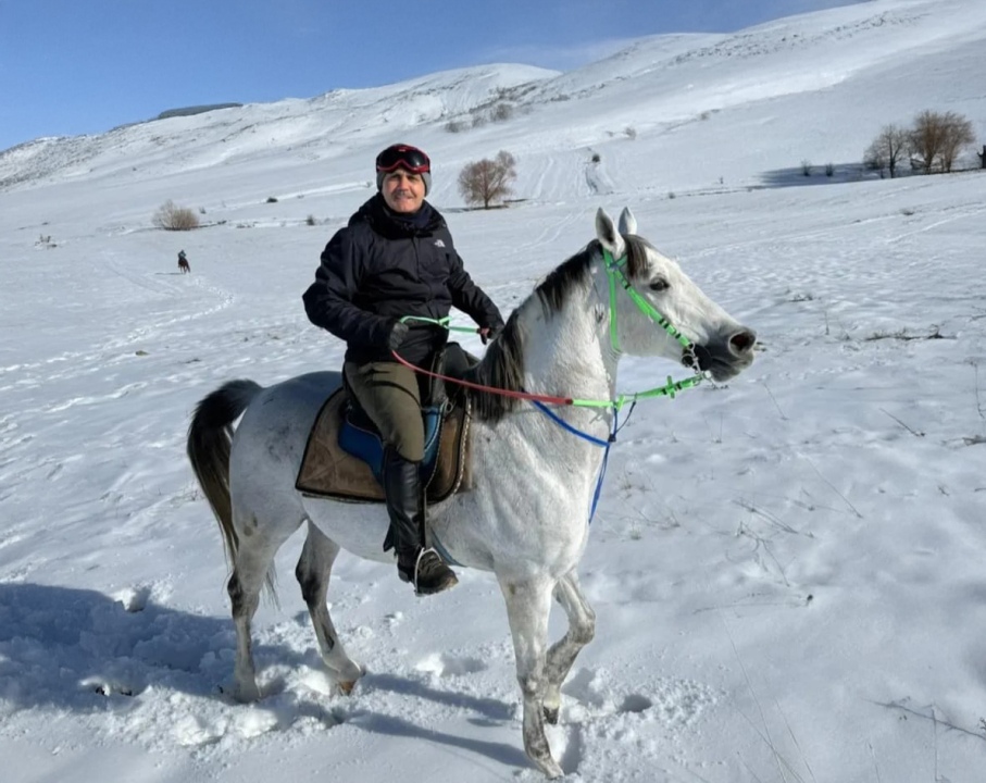 Niğde Valisi Cahit Çelik'in Paylaşımı: At Binmenin Eşsiz Keyfi