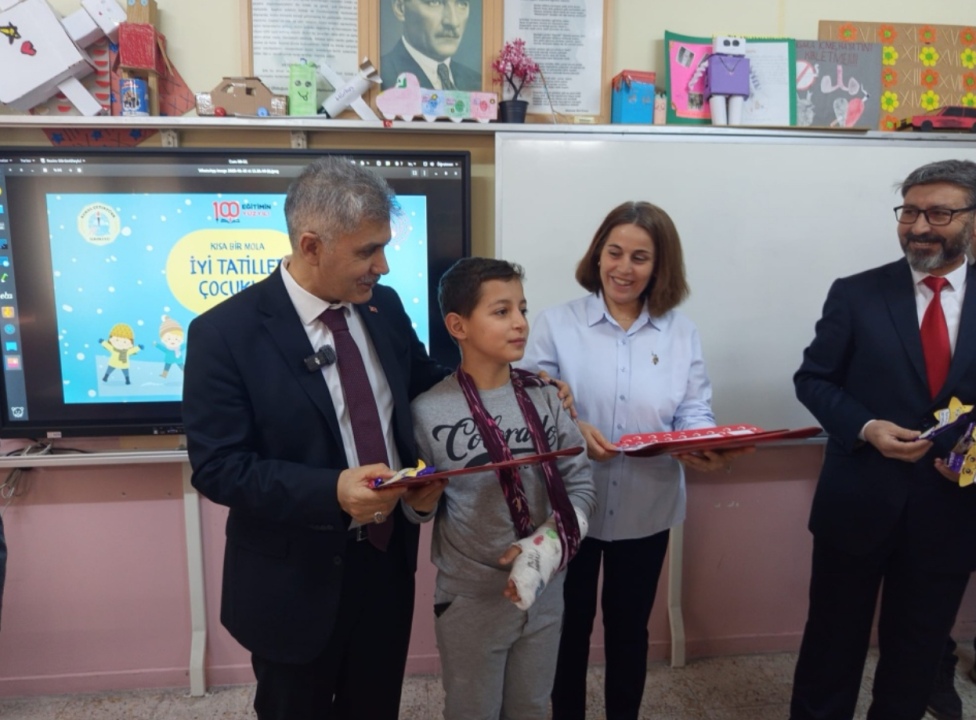 Niğde Valisi Cahit Çelik, karne dağıtım törenine katılacak