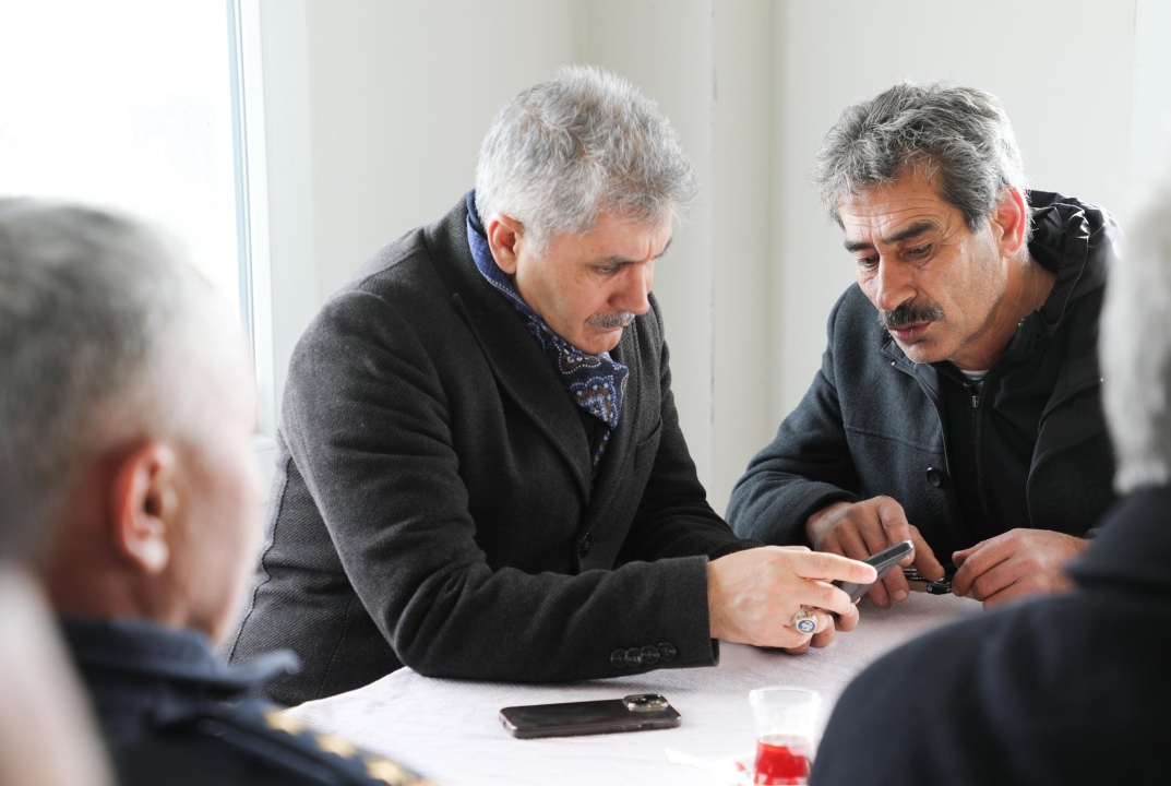 Niğde Valisi Cahit Çelik, yaylada mahsur kalan hayvanlar için çalışmaları yerinde inceledi