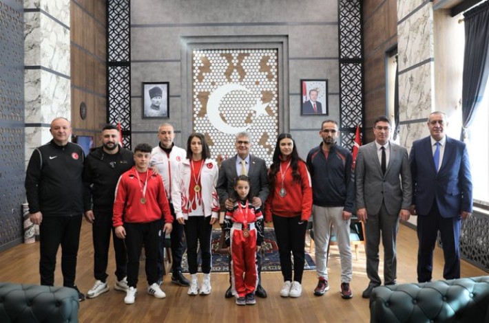 Niğde Valisi Çelik, başarılı sporcuları kabul etti