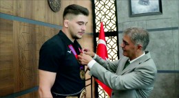 Niğde Valisi Çelik, dünya şampiyonu işitme engelli güreşçi Kacur'a altın hediye etti