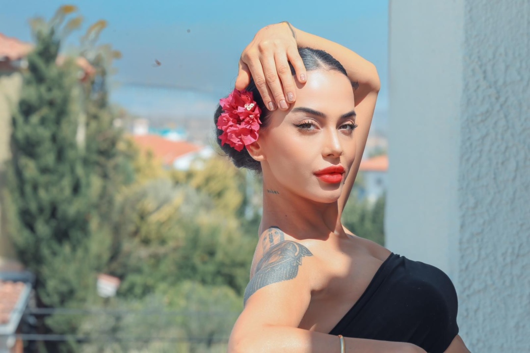 Niğdeli Arzu Akdaş, Yeni Tarzıyla Sosyal Medyayı Salladı!