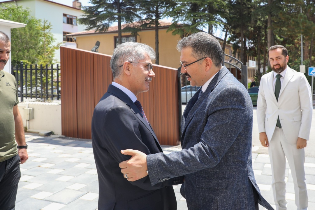 Niğdeli Olan Iğdır Valisi Ercan Turan, Niğde Valisi Cahit Çelik’i Makamında Ziyaret Etti