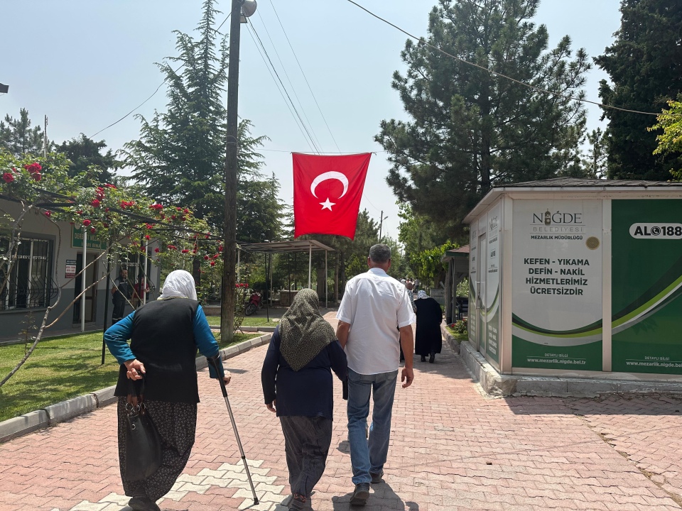 Niğdeliler Arife Günü’nde Derbent Mezarlığı’na akın etti