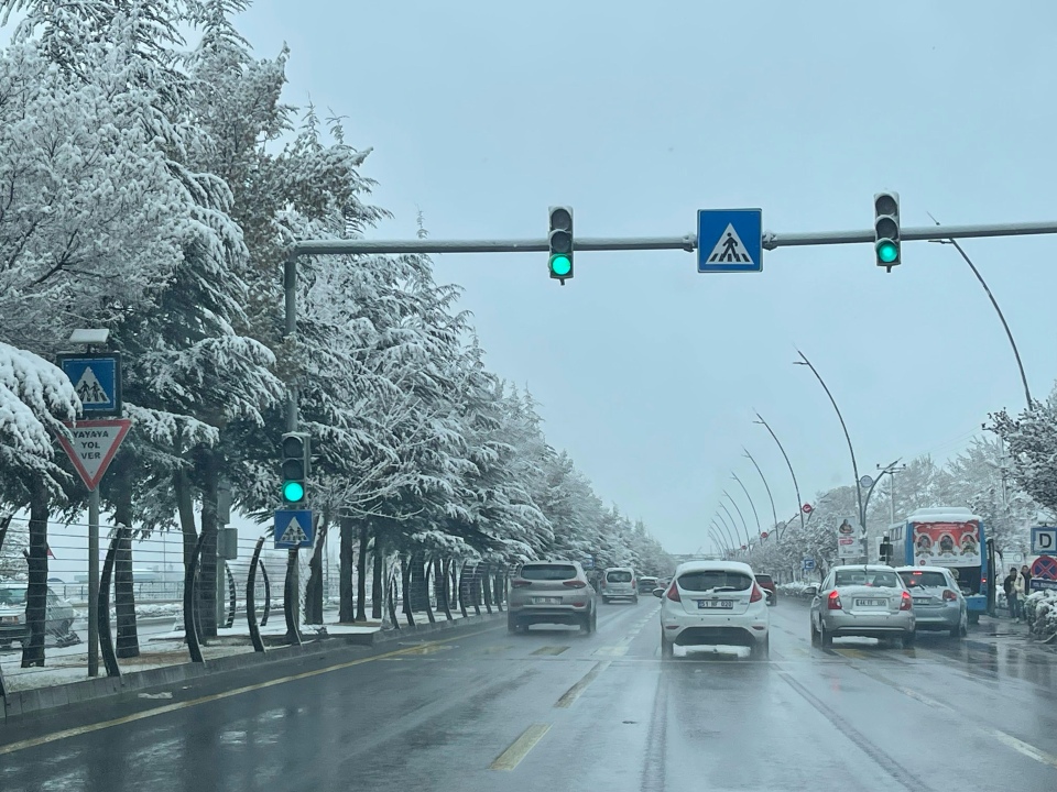 Niğdeliler güne karla uyandı