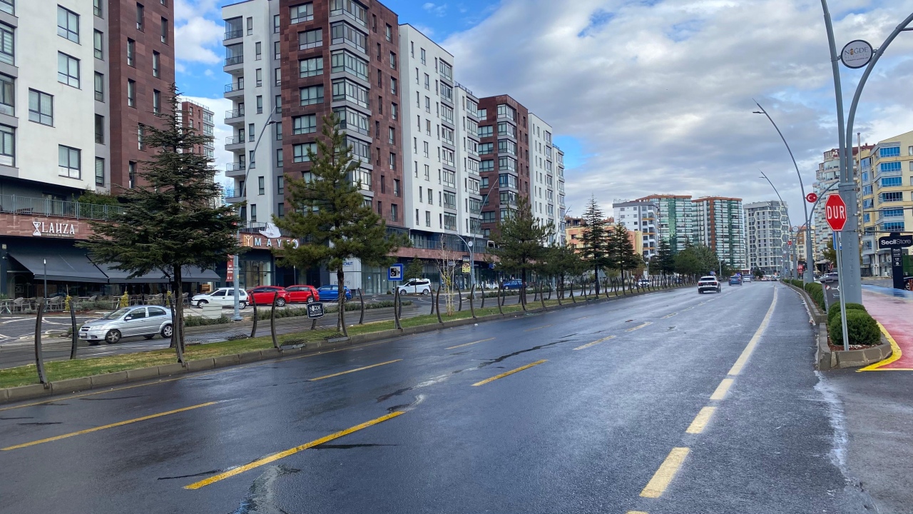 Niğdeliler güne yağmurla uyandı