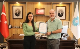 NÖHÜ’de Fen Fakültesi Birincisi Ceyda Karabulut’a Diploması Takdim Edildi
