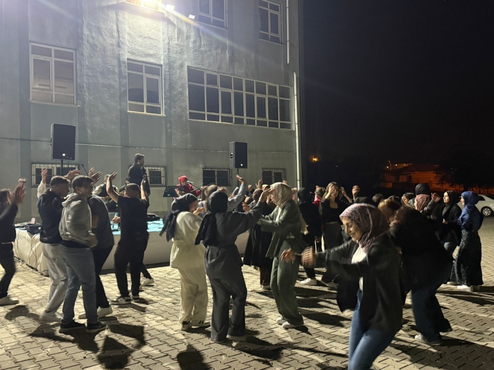 O Ses Türkiye finalisti Esat Ergüven, Ulukışla MYO’da coşkulu bir konser verdi