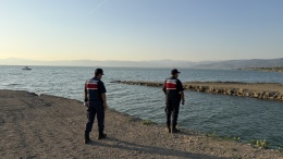 Oğlunu kurtarmak isterken canından oldu