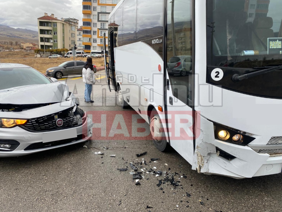  Öğrenci servisi ile otomobil çarpıştı 