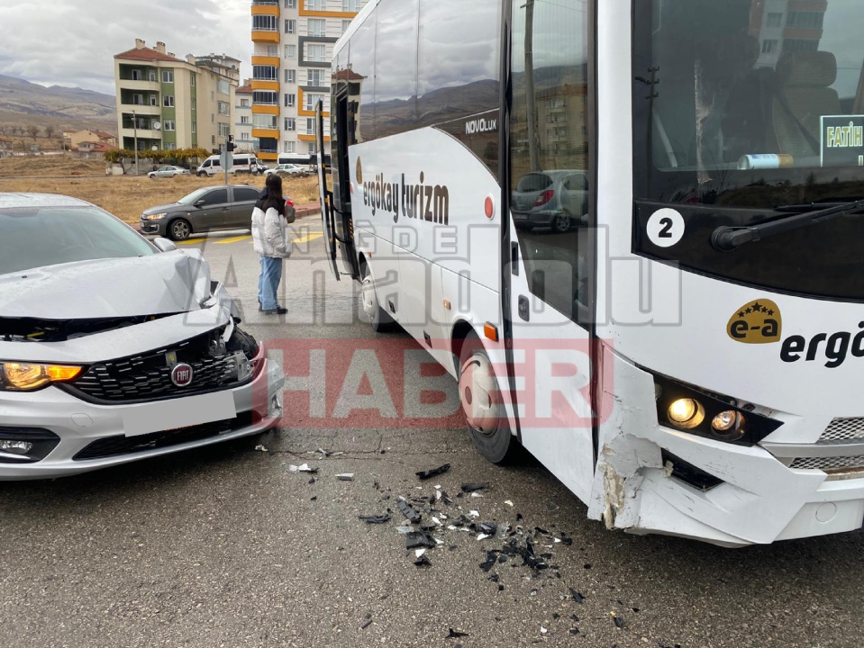  Öğrenci servisi ile otomobil çarpıştı 