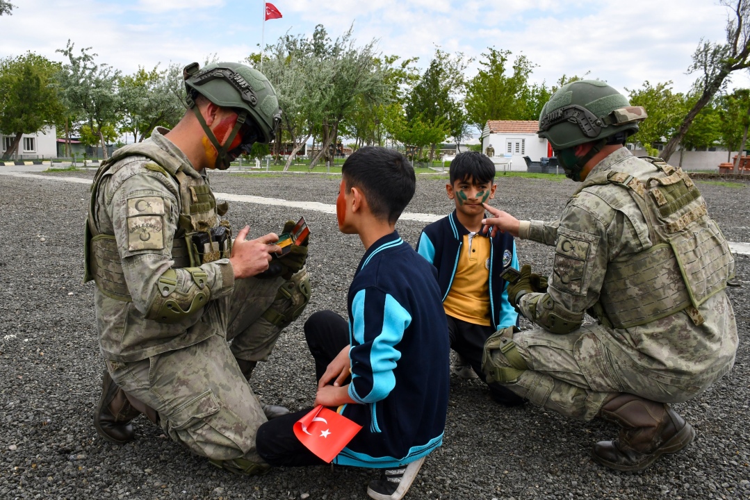 Öğrenciler kışlalarda misafir edildi