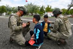 Öğrenciler kışlalarda misafir edildi