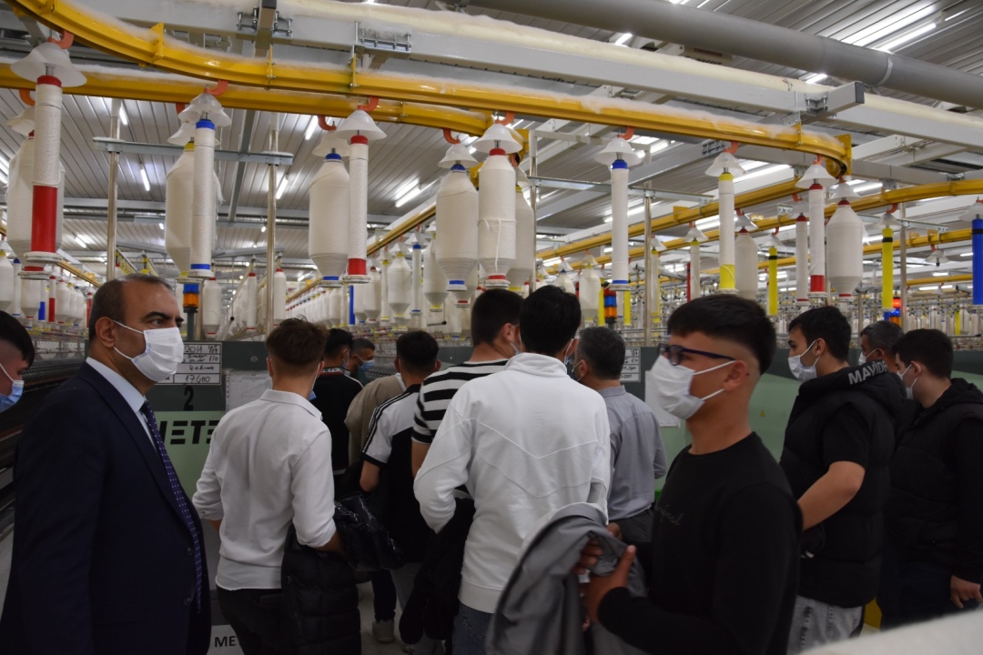 Öğrencilerden tekstil fabrikasına teknik gezi