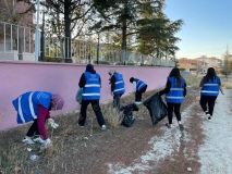 Öğrencilerden Yurt Çevresinde Temizlik Çalışması