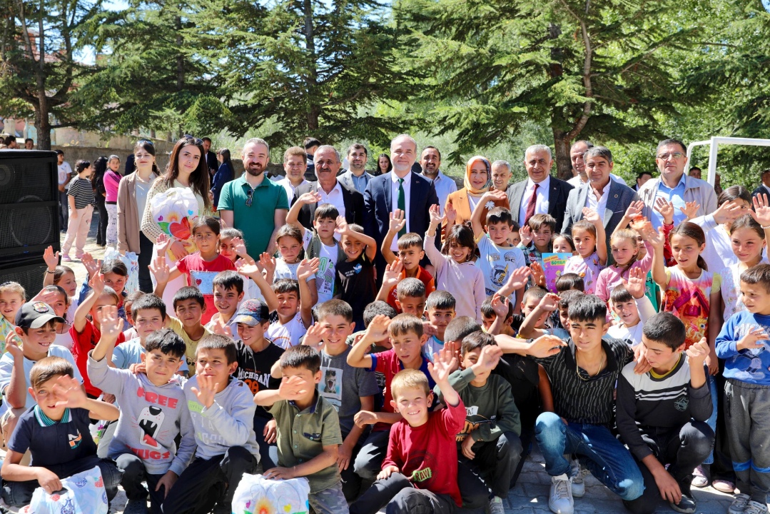 Öğrencilere Kırtasiye ve Giyim Yardımı