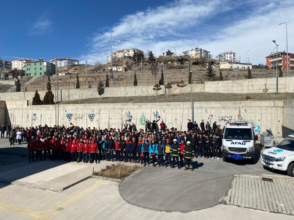 Öğrencilerle afet farkındalık eğitimi ve tatbikatı yapıldı