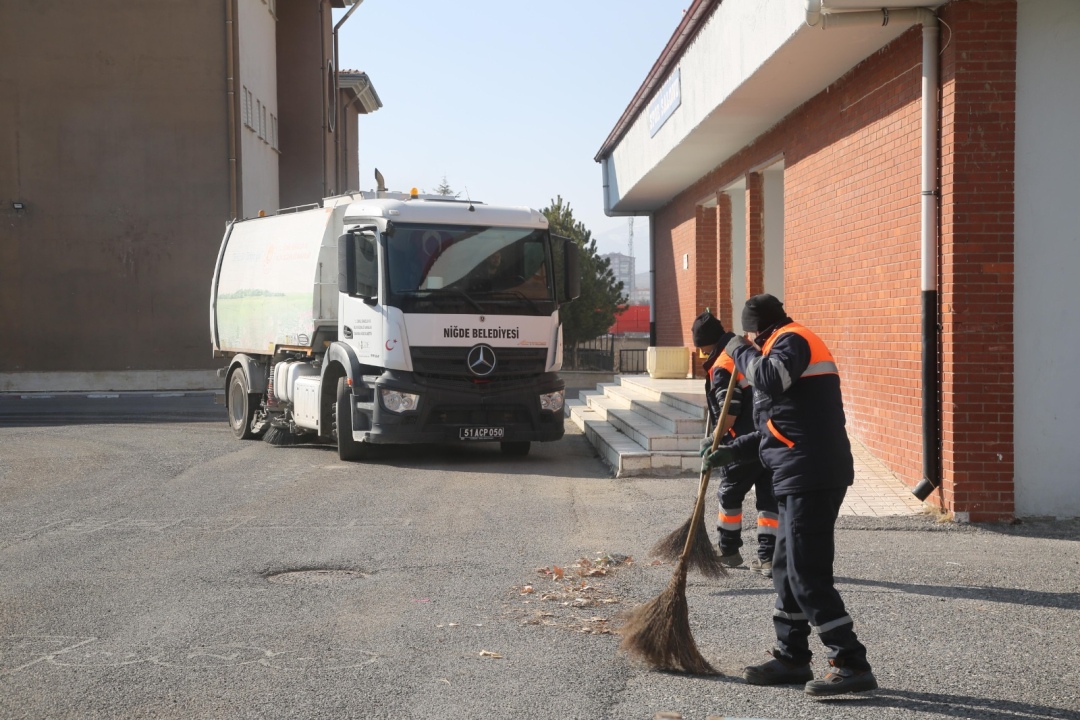 Okul bahçelerinde temizlik seferberliği