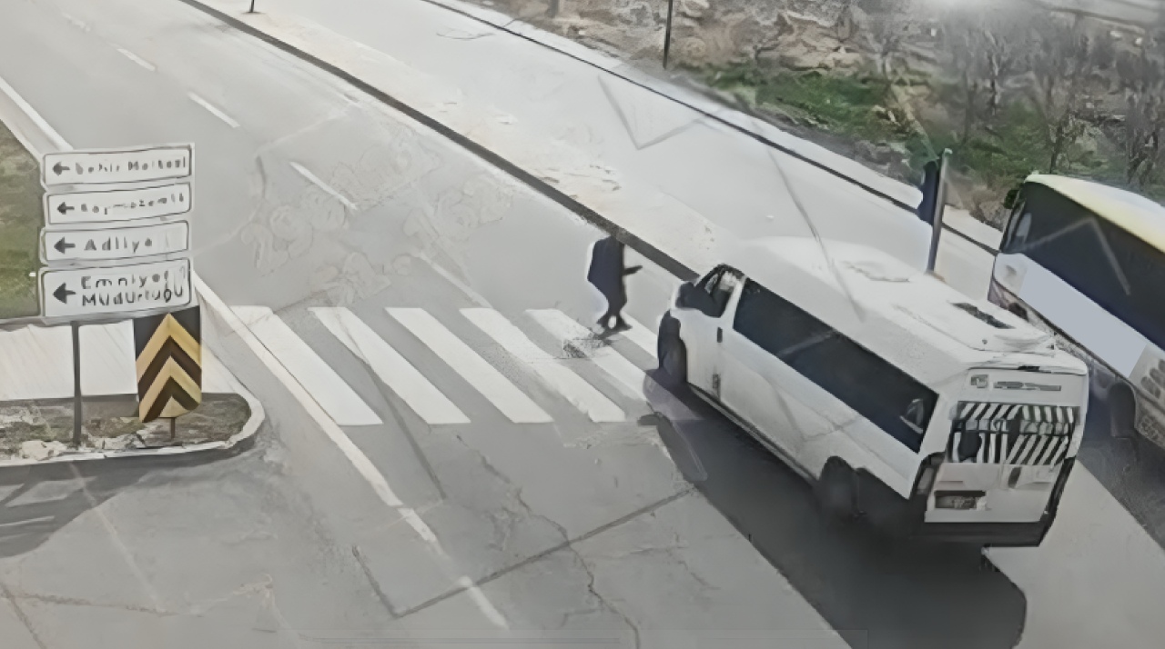  Okul servisi yayaya çarptı 