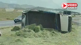 Ot balyası yüklü kamyonet devrildi