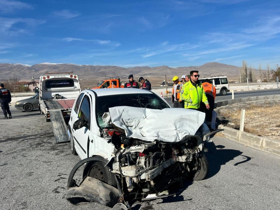 Otomobil ile Kamyon Çarpıştı: 1 Kişi Ağır Yaralandı