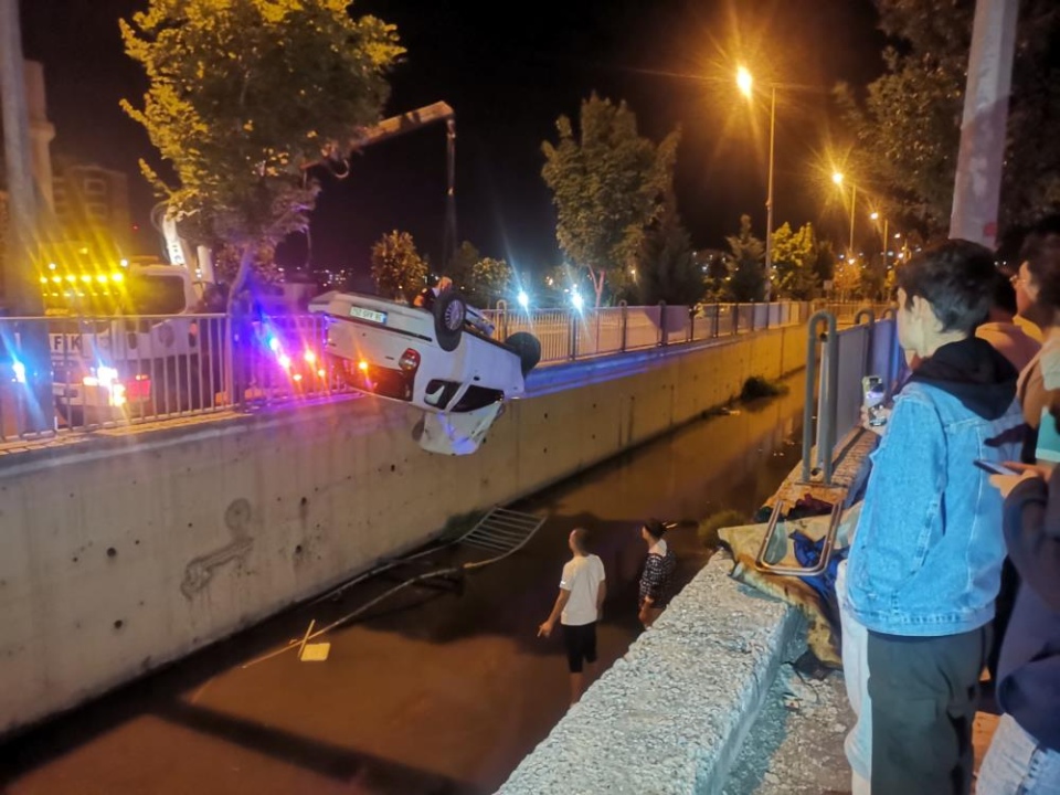  Otomobil kontrolden çıktı:1 yaralı 