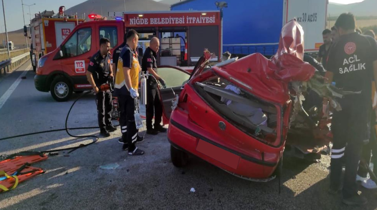 Otomobil, tıra çarptı! Çok sayıda ölü ve yaralı var!