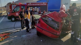 Otomobil, tıra çarptı! Çok sayıda ölü ve yaralı var!