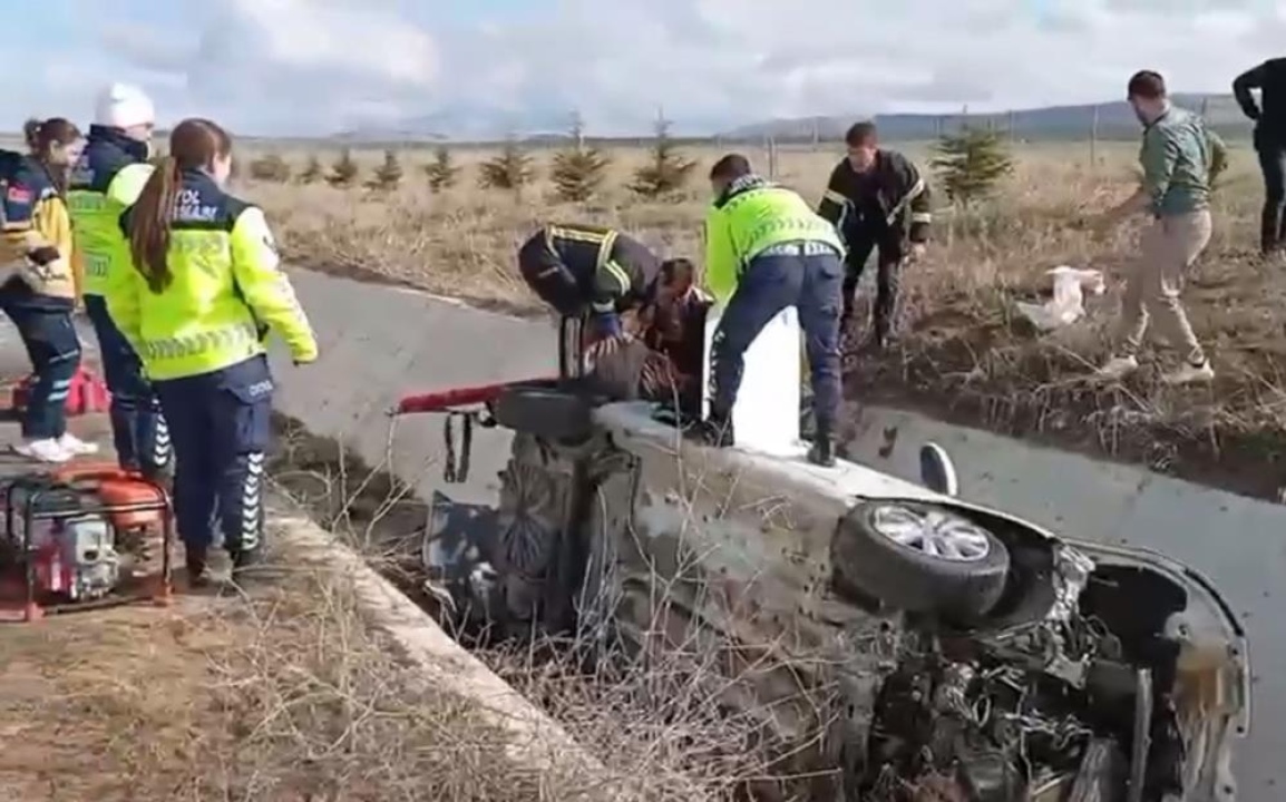 Otomobil sulama kanalına devrildi