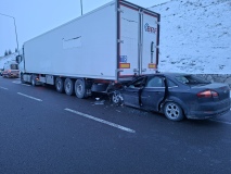 Otomobil tırın altına girdi! 