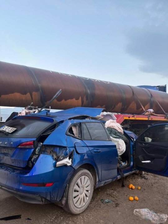 Otomobil Tırla Çarpıştı: 2 Yaralı