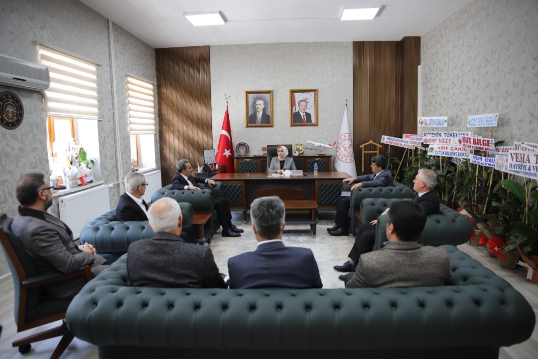 Özbek, okul müdürleri ile bir araya geldi