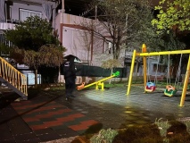 Parkta oyun oynayan 2 yaşındaki çocuğu bıçakla yaraladı