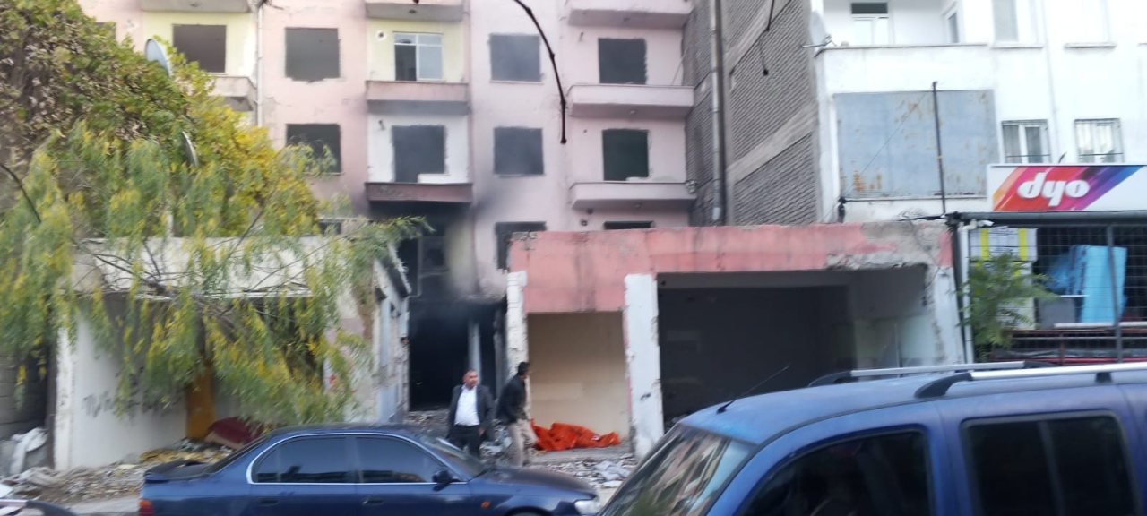Paşakapı Caddesi Metruk Binada Yangın Meydana Geldi