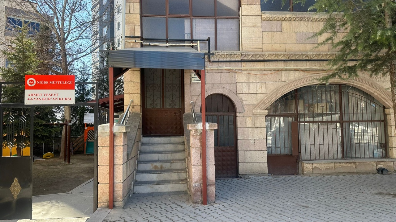 Patlama nedeniyle ibadete kapatılan camii yeniden açıldı