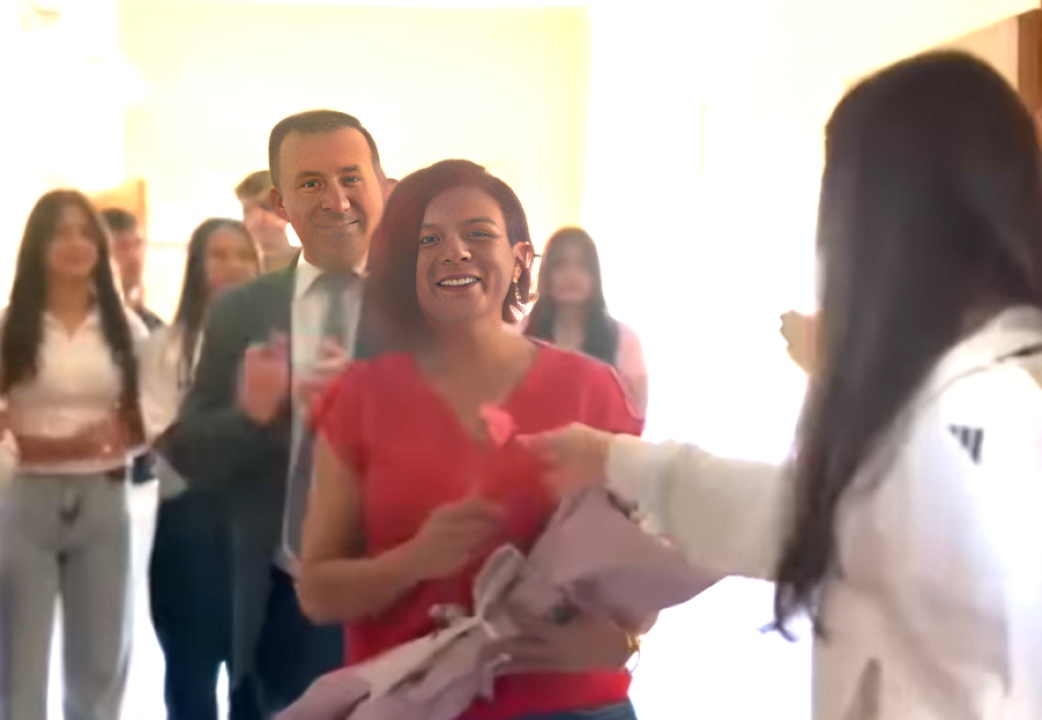 Pembe öğretmene çiçekli veda