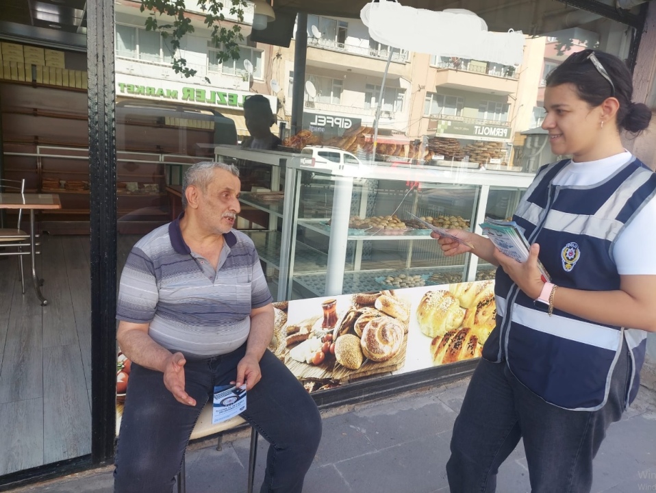 Polis, bilinçlendirme çalışmalarını sürdürüyor