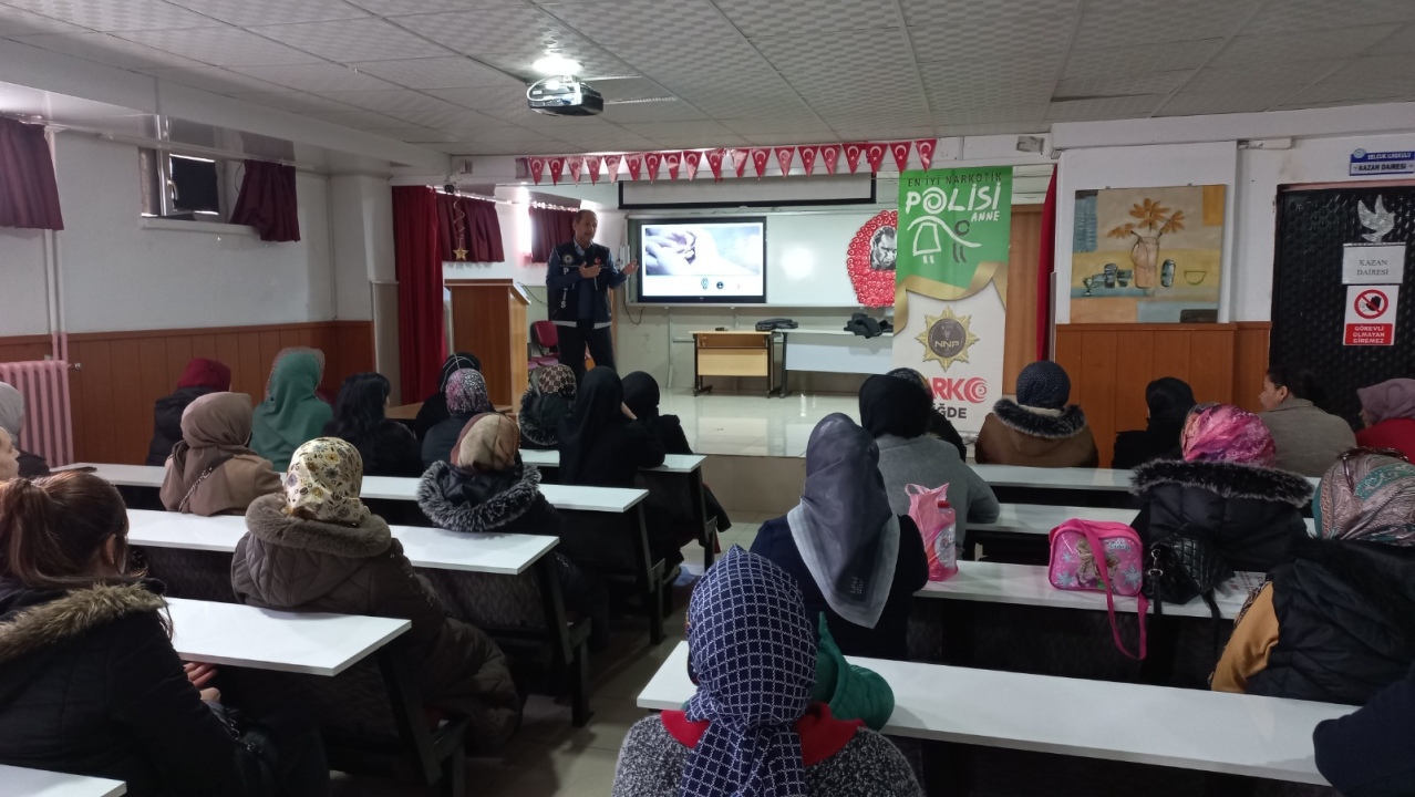 Polis ekipleri vatandaşları bilgilendirmeye devam ediyor