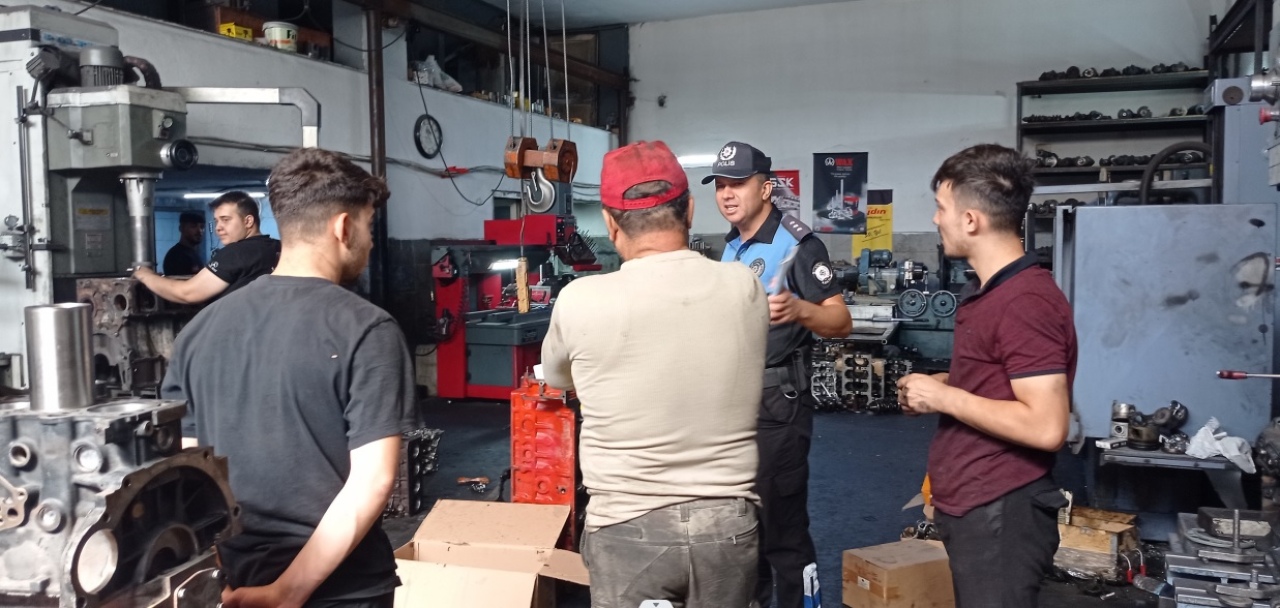 Polis ekipleri vatandaşları bilgilendirmeye devam ediyor